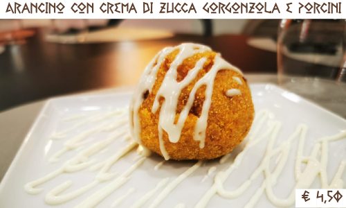 Arancino_con_crema_di_zucca_gorgonzola_e_porcini_pizzeria_incusa_Capaccio_Paestum_Salerno